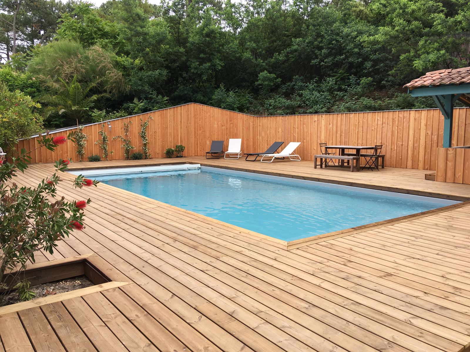 Terrasse en bois avec piscine, réalisation Idea-Menuiserie